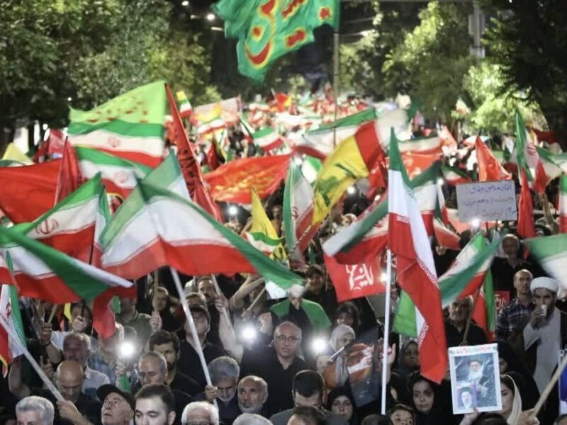مردم ارومیه در تجمع شبانه: «بزن که خوب می زنی»