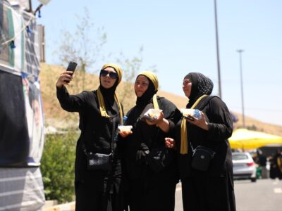 ابراز عشق و ارادت زائران خارجی در مرز تمرچین به امام حسین(ع)