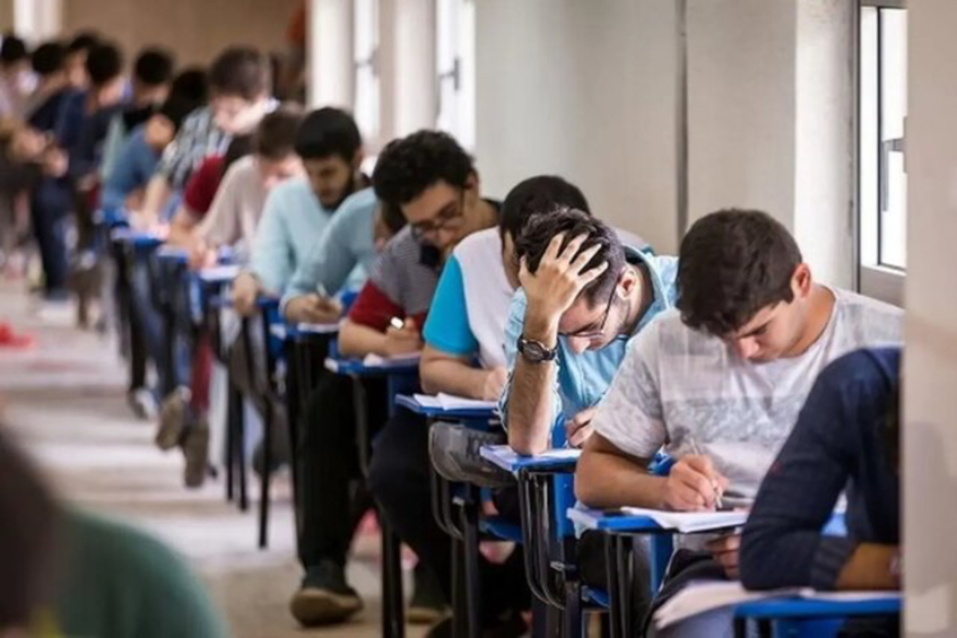 دانش‌آموزان در جلسه امتحان