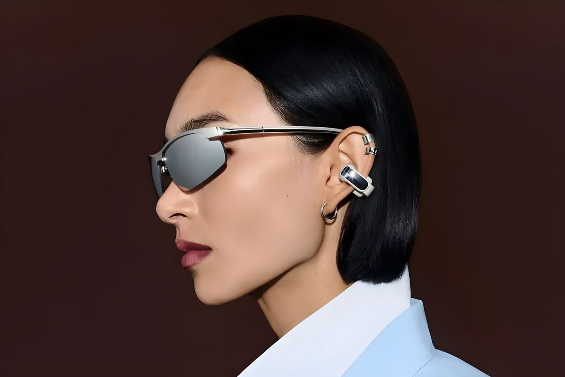 هندزفری پشت‌باز بوز (Bose Ultra Open Earbuds) روی گوش یک مدل
