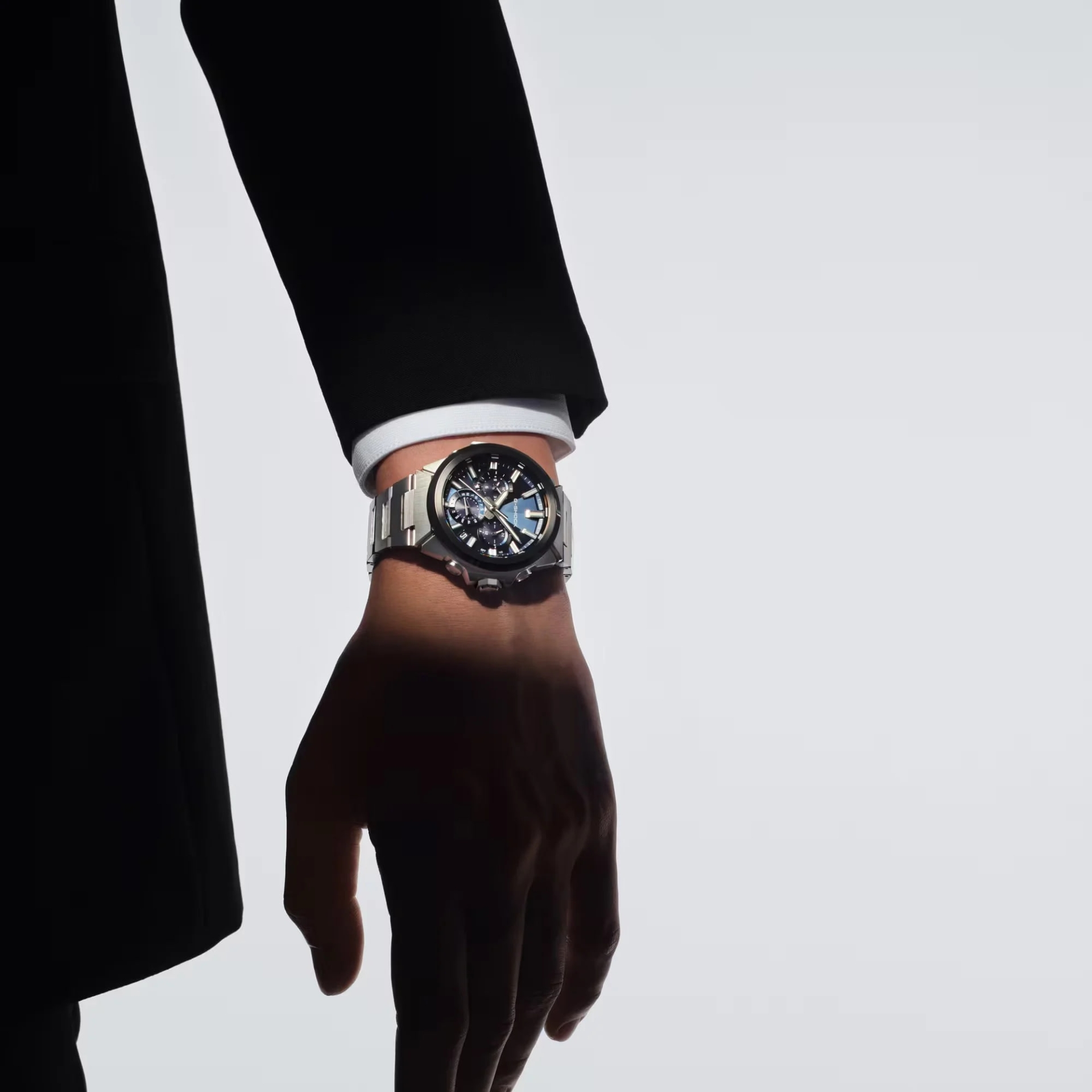 ساعت مچی کاسیو (Casio G-Steel GST-W1000) با بند استیل روی دست مردی