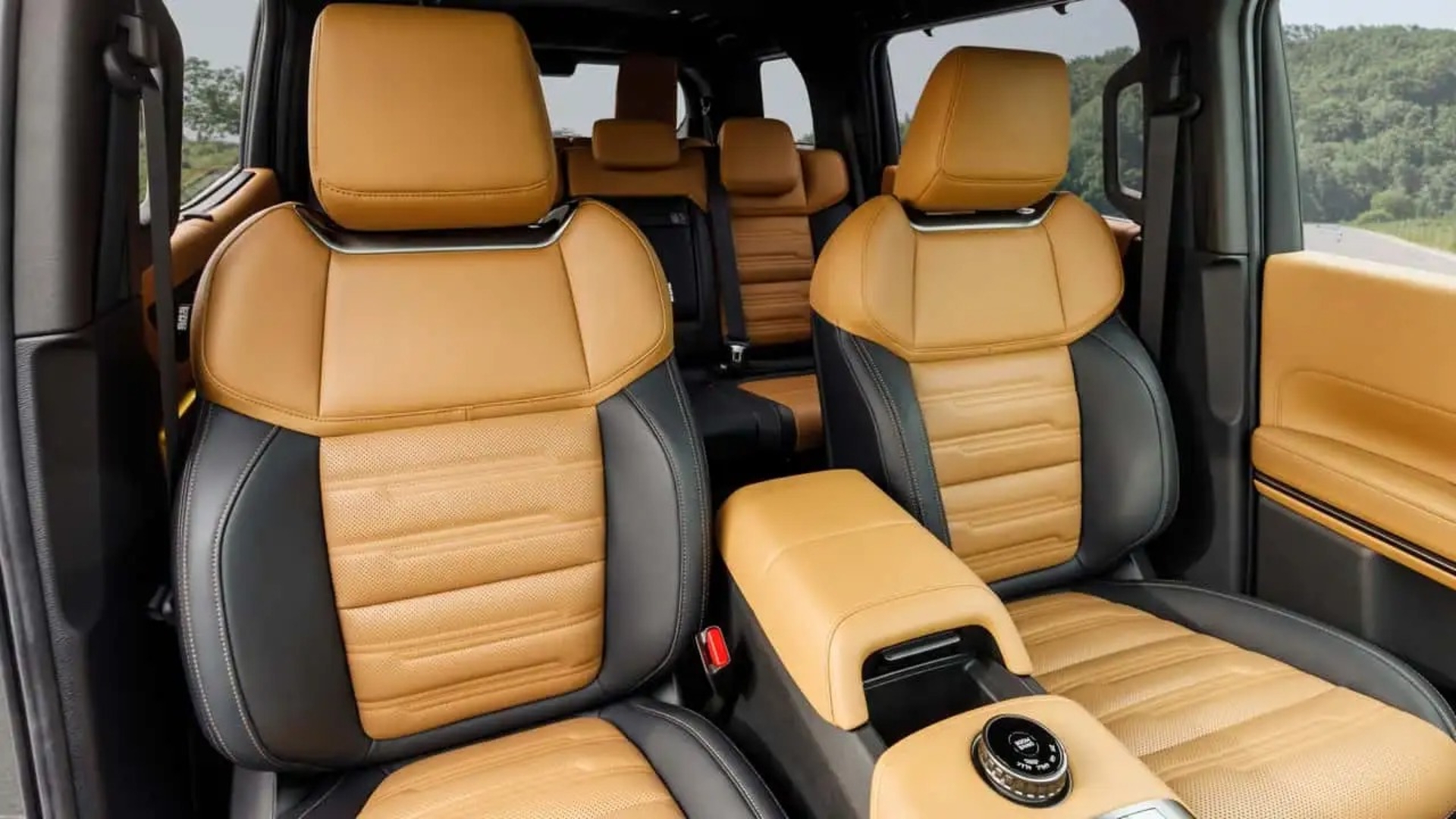 صندلی‌های چرمی قهوه‌ای و مشکی کابین خودرو میتسوبیشی پاجرو (Mitsubishi Pajero) مدل ۲۰۲۷