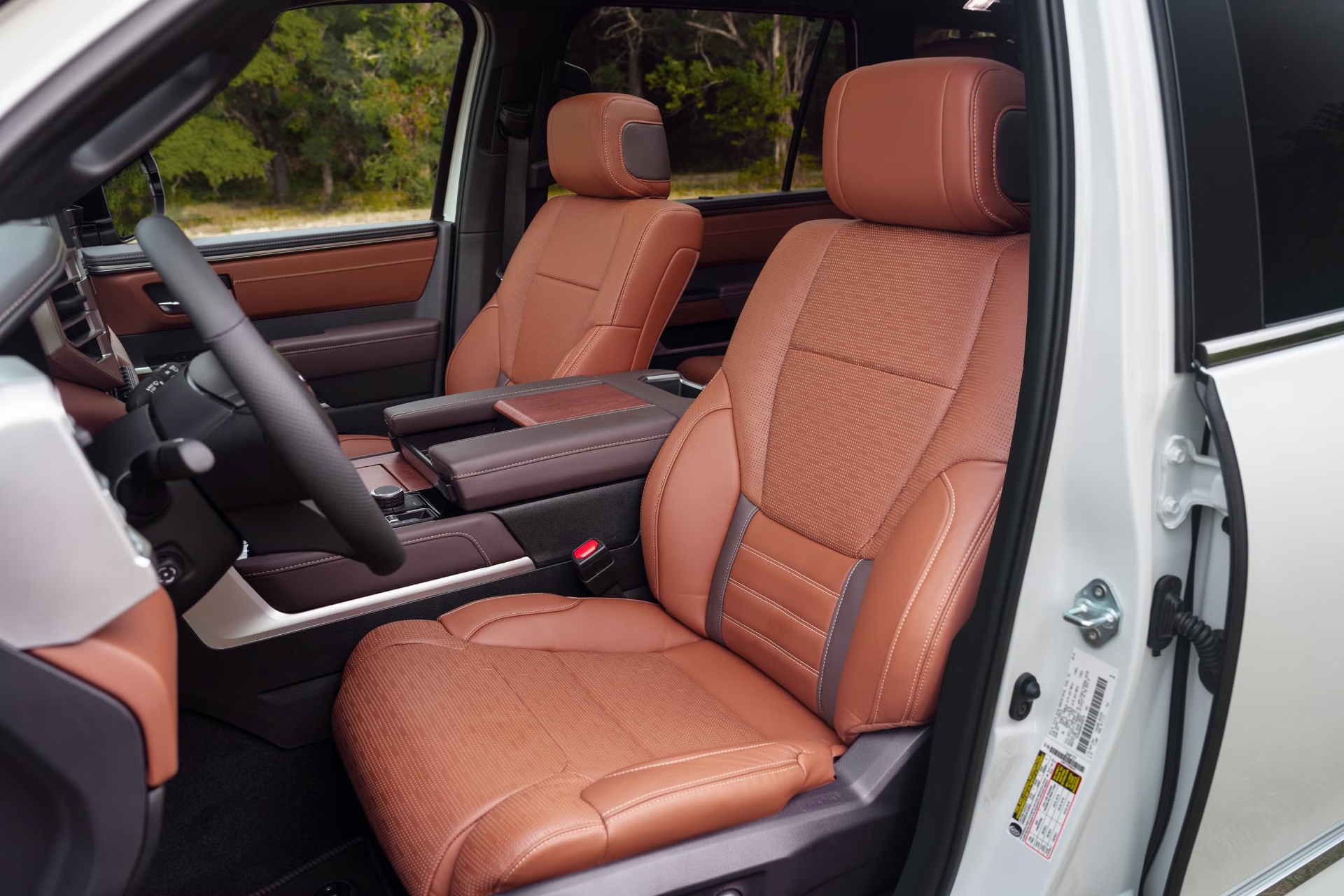 صندلی چرمی قهوه‌ای رنگ کابین خودروی تویوتا سکویا (Toyota Sequoia)