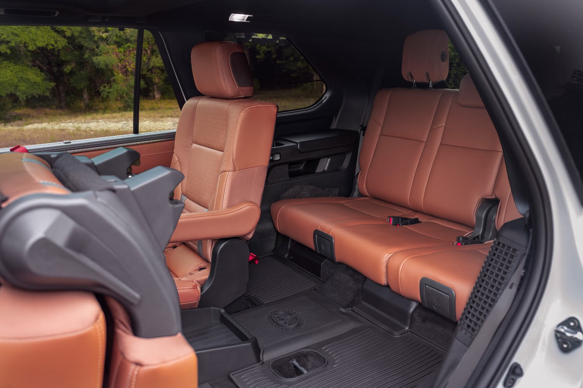 صندلی‌های چرمی قهوه‌ای رنگ کابین خودروی تویوتا سکویا (Toyota Sequoia)