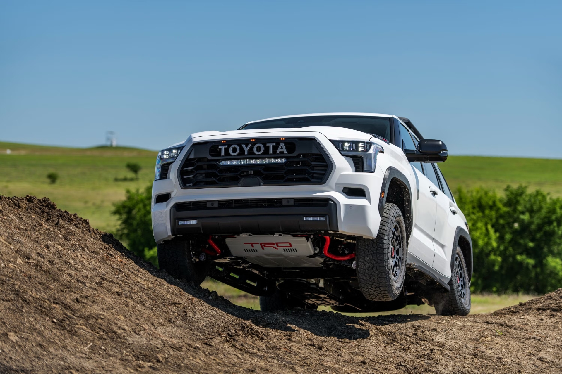 تویوتا سکویا (Toyota Sequoia) سفید در حال حرکت روی تپه خاکی