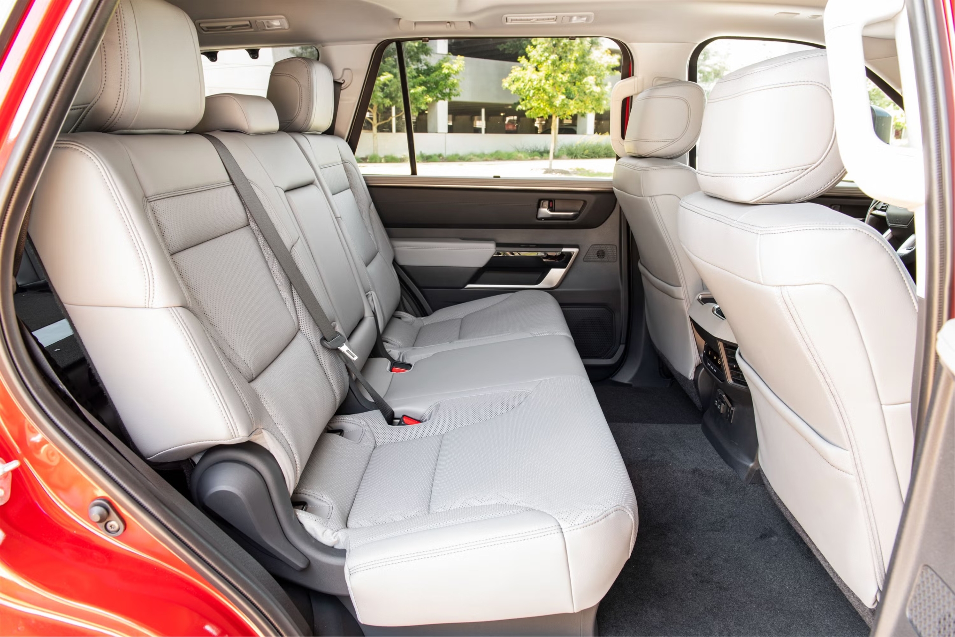 صندلی‌های چرمی روشن کابین عقب خودروی تویوتا سکویا (Toyota Sequoia)