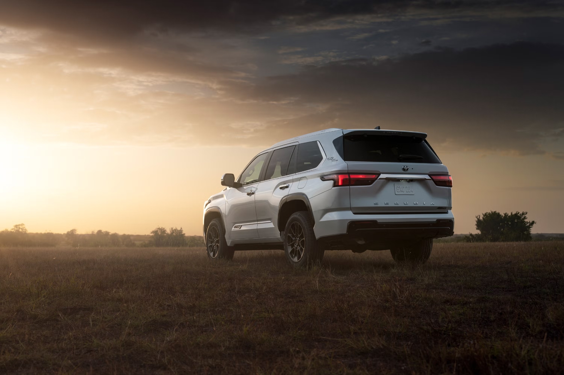 تویوتا سکویا (Toyota Sequoia) سفید در یک دشت باز هنگام غروب