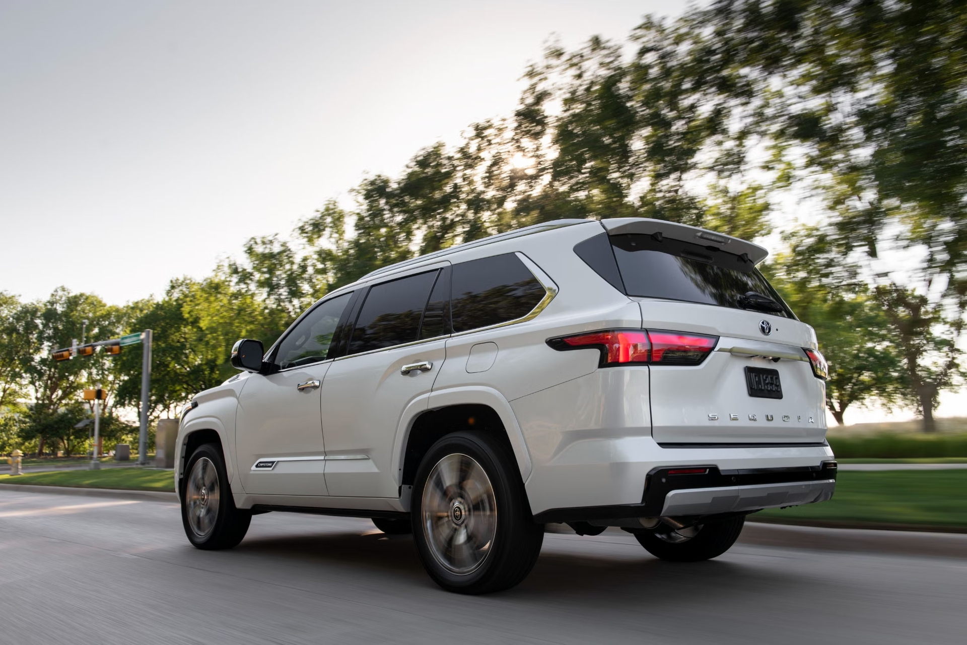 شاسی‌بلند تویوتا سکویا (Toyota Sequoia) سفید در حال حرکت در جاده