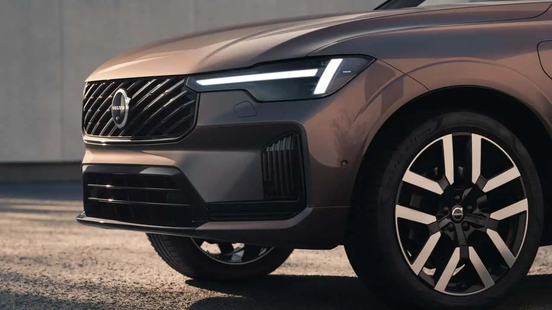 نمای جلوی شاسی‌بلند جدید ولوو (Volvo) با طراحی مدرن و چراغ‌های LED