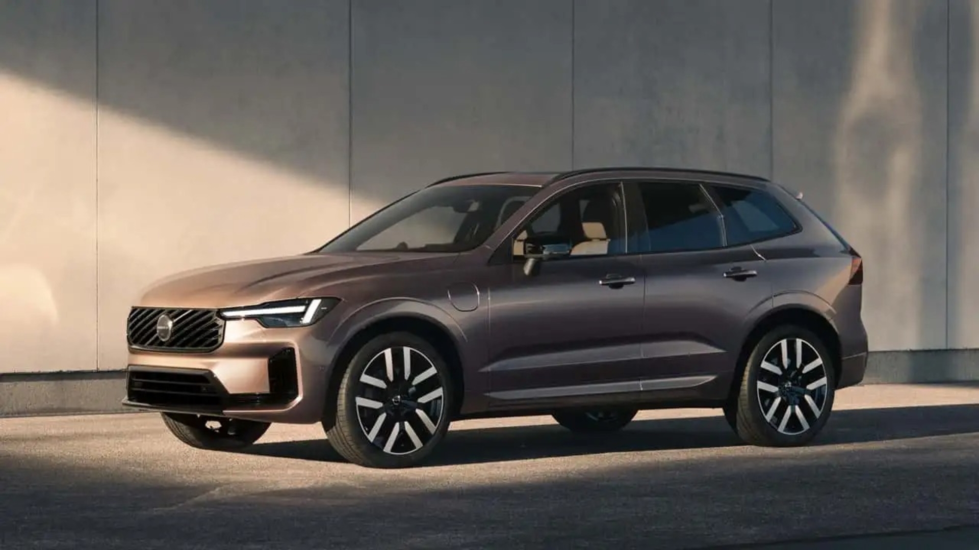 شاسی‌بلند پلاگین‌هیبرید جدید برند ولوو (Volvo) در مقابل یک دیوار بتنی